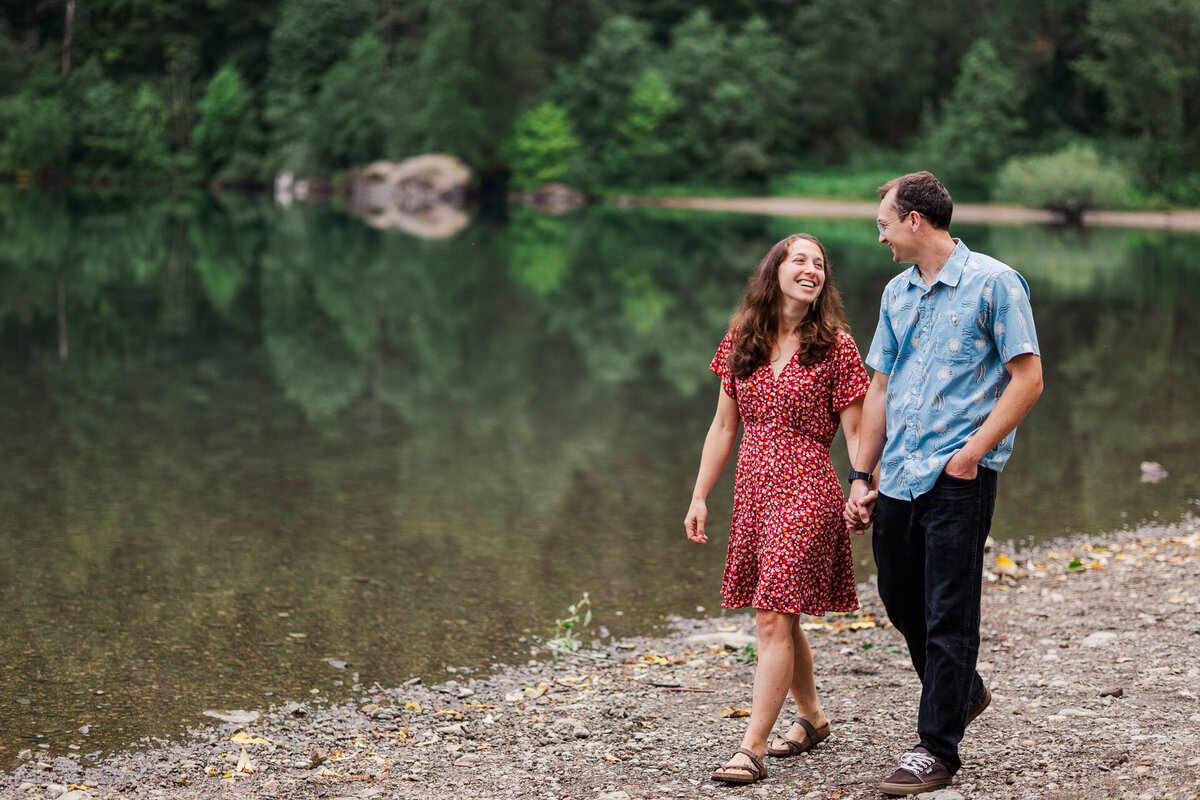 Rattlesnake-Lake-Engagement-Photos-24