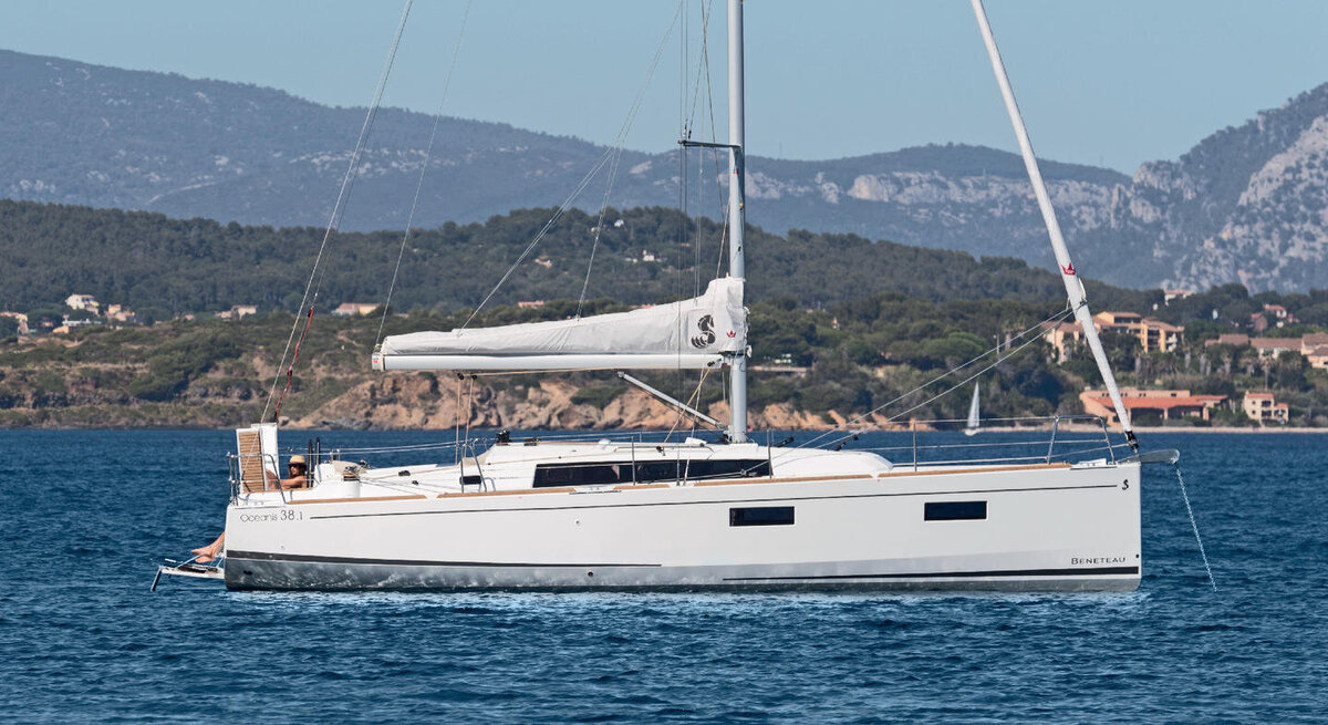 beneteau-oceanis-38.1-exterior-4
