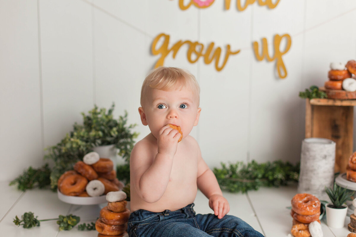 Kelowna-cake-smash-Photographer.EdwinCakeSmash-29