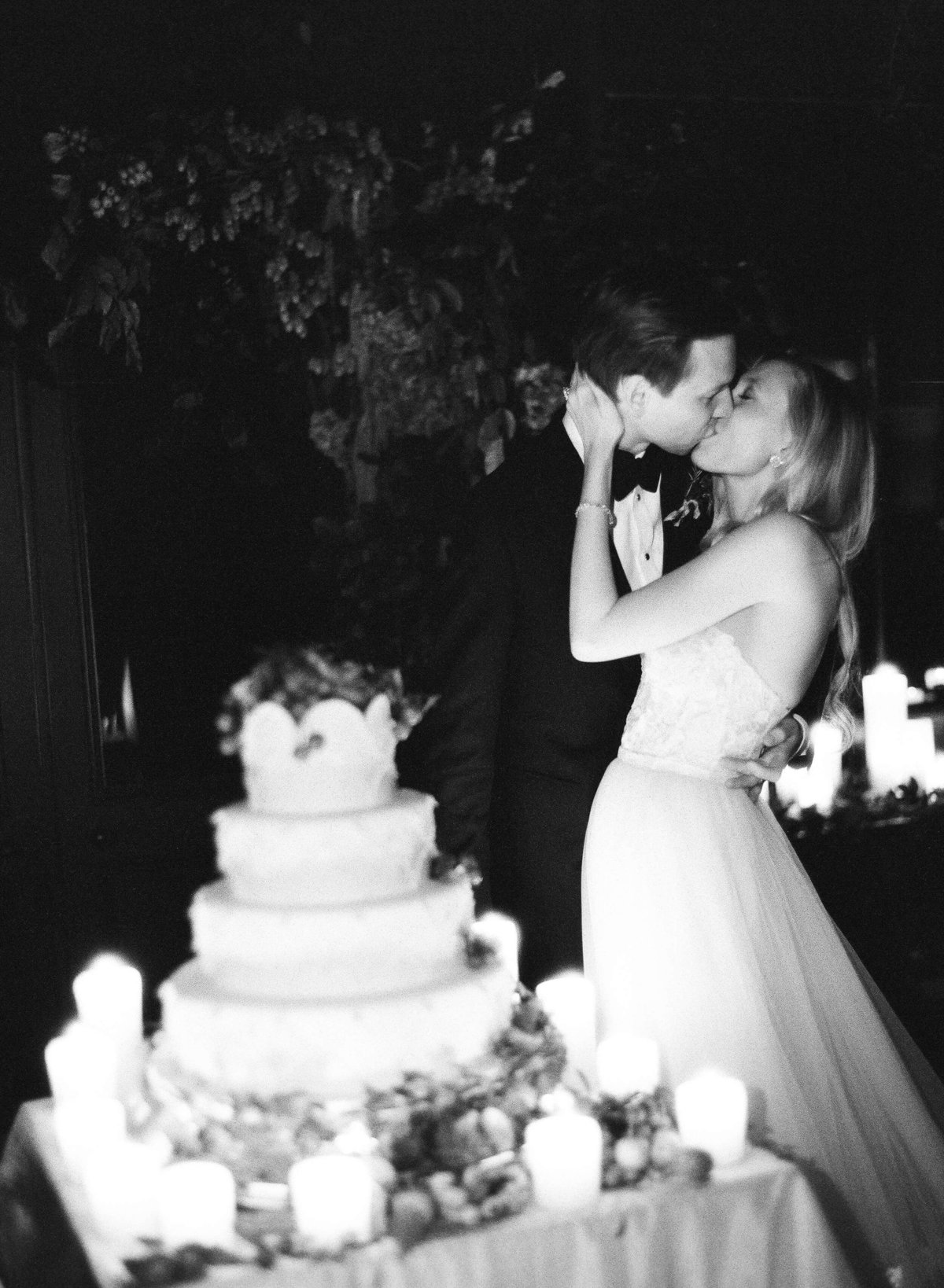 76-KTMerry-wedding-photography-bride-groom-reception-cake
