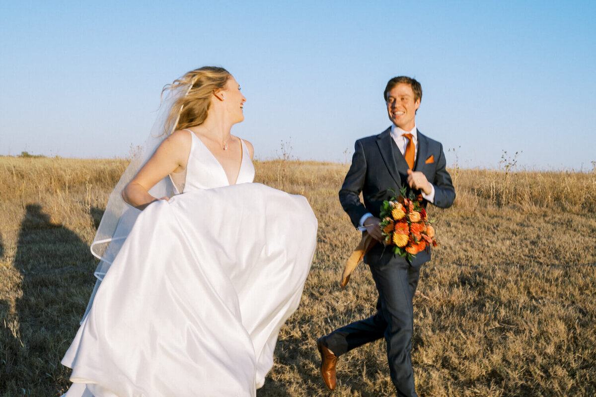 couple-running-while-looking-at-eachother