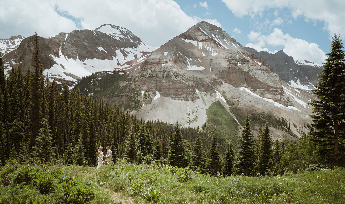 How to elope in the Colorado mountains. Planning an adventure elopement in Colorado. Sydney is a colorado elopement photographer that specializes in hiking and planning mountain weddings.