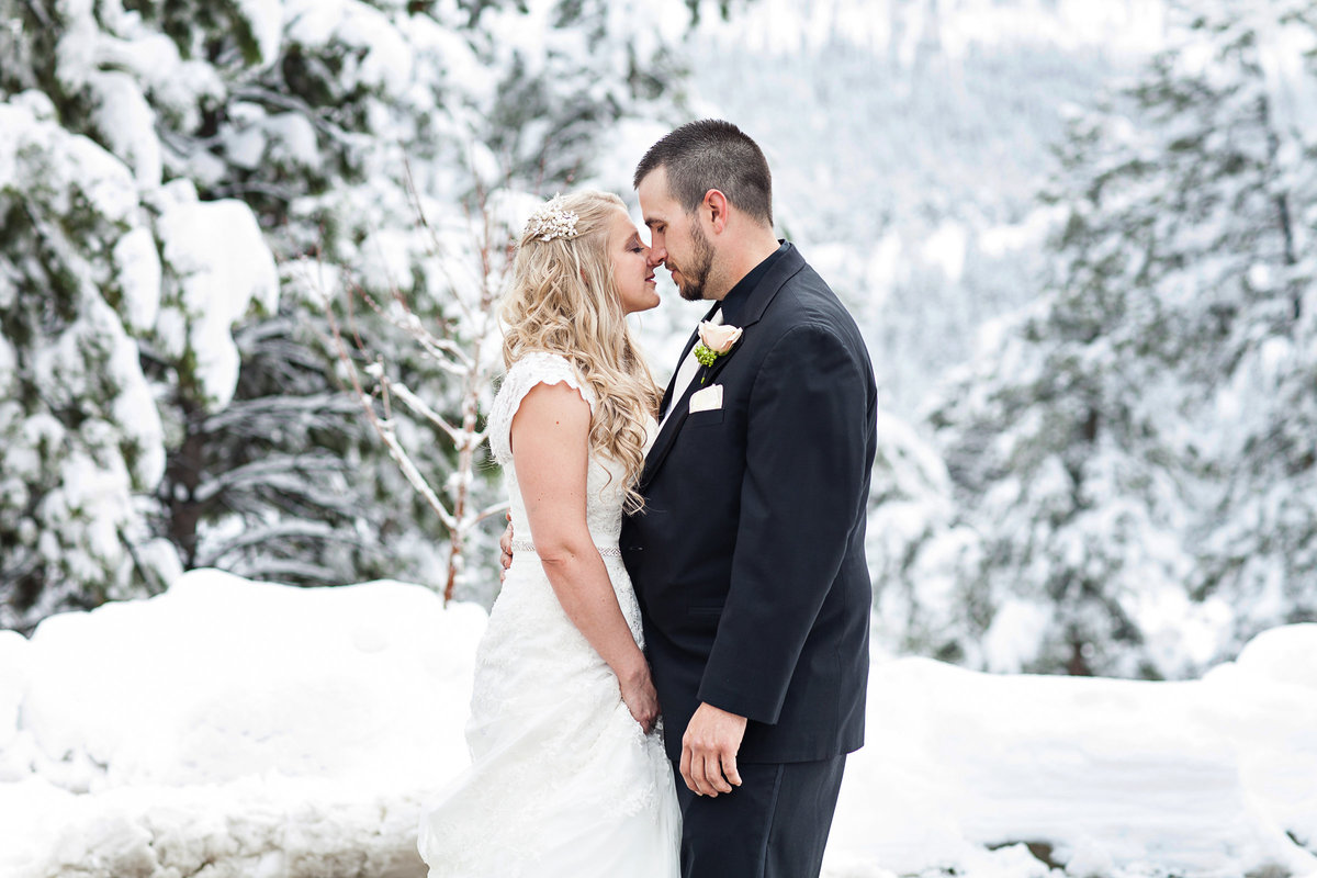snowy-april-wedding-photo-della-terra-estes-park-colorado