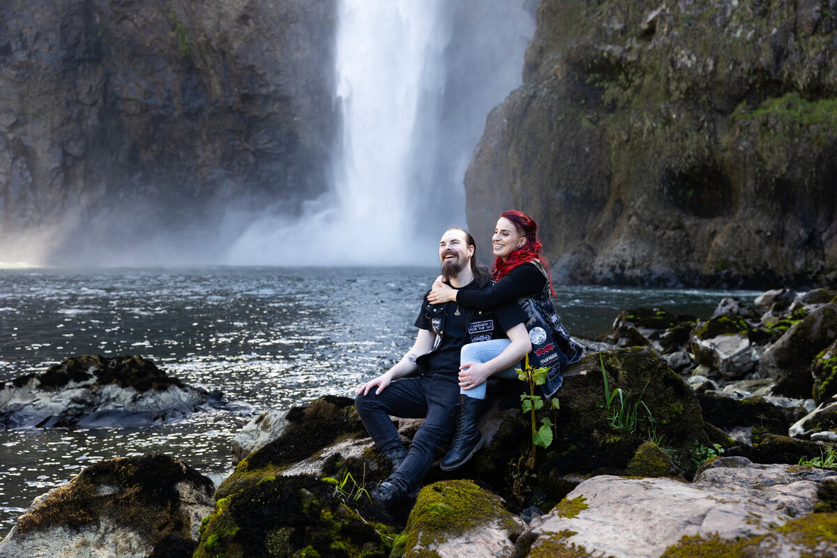 Engagement photography infront of snoqualmie falls 