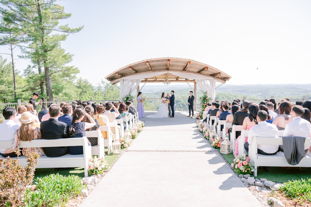 Le Belvedere-Bright-Spring-Floral-Wedding-Photography-by-Emma 44