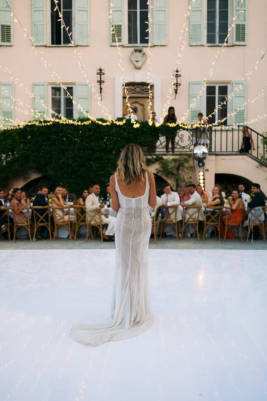 elegant-bride-in-beautiful-venue