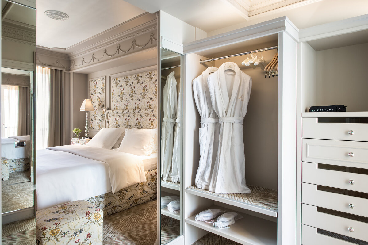 Waterstone - Hassler Collection - Hotel Hassler -Rome - Luxury Boutique Hotel - Executive Suite walk-in closet ( 3 ) - Hassler Roma - 300 dpi