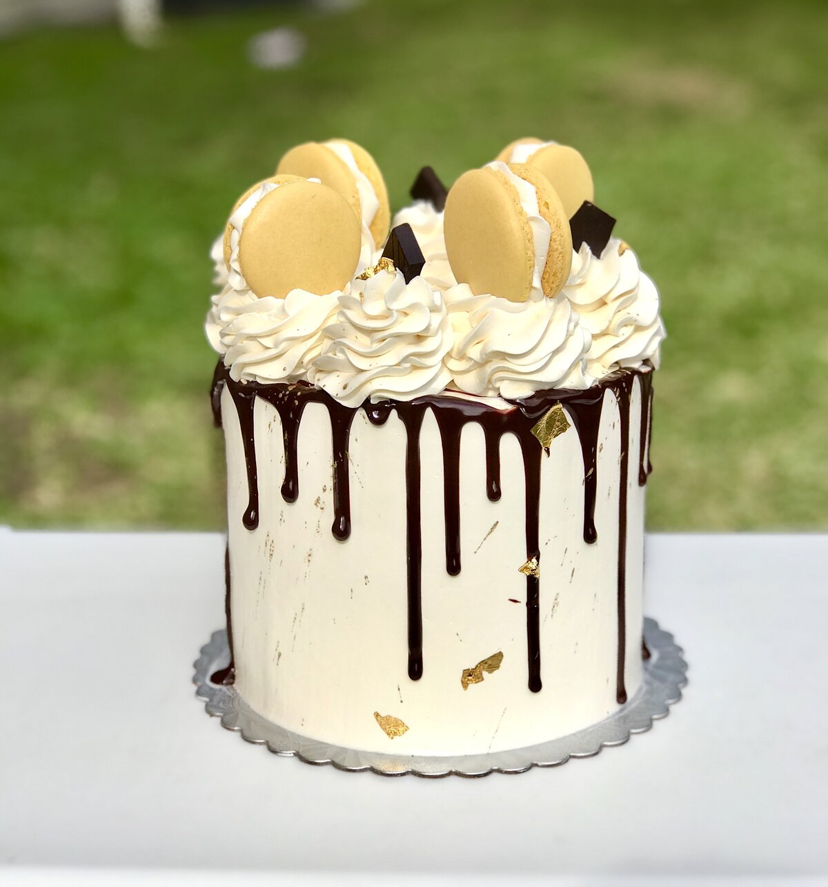 Buttercream cake with Macarons and Chocolate drip - Treatlane