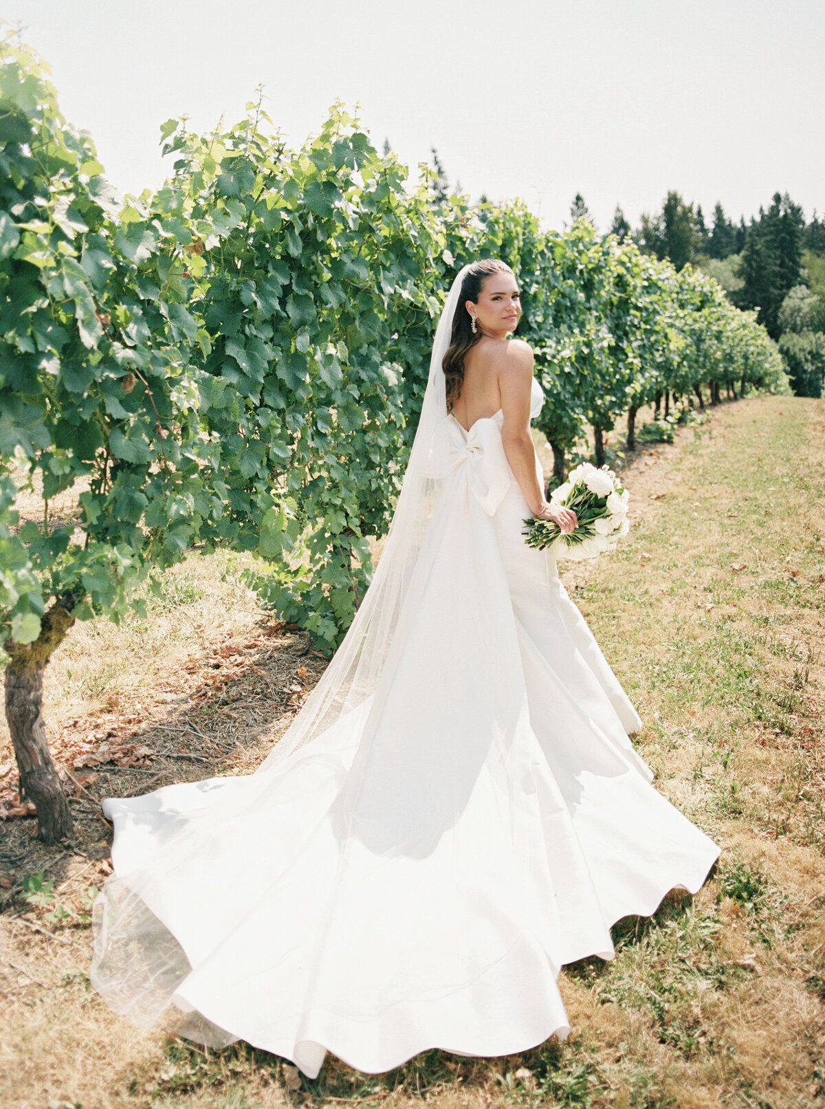 wedding-at-oswego-hills-vineyard-winery-portland-oregon-by-the-tenneys-photography-08
