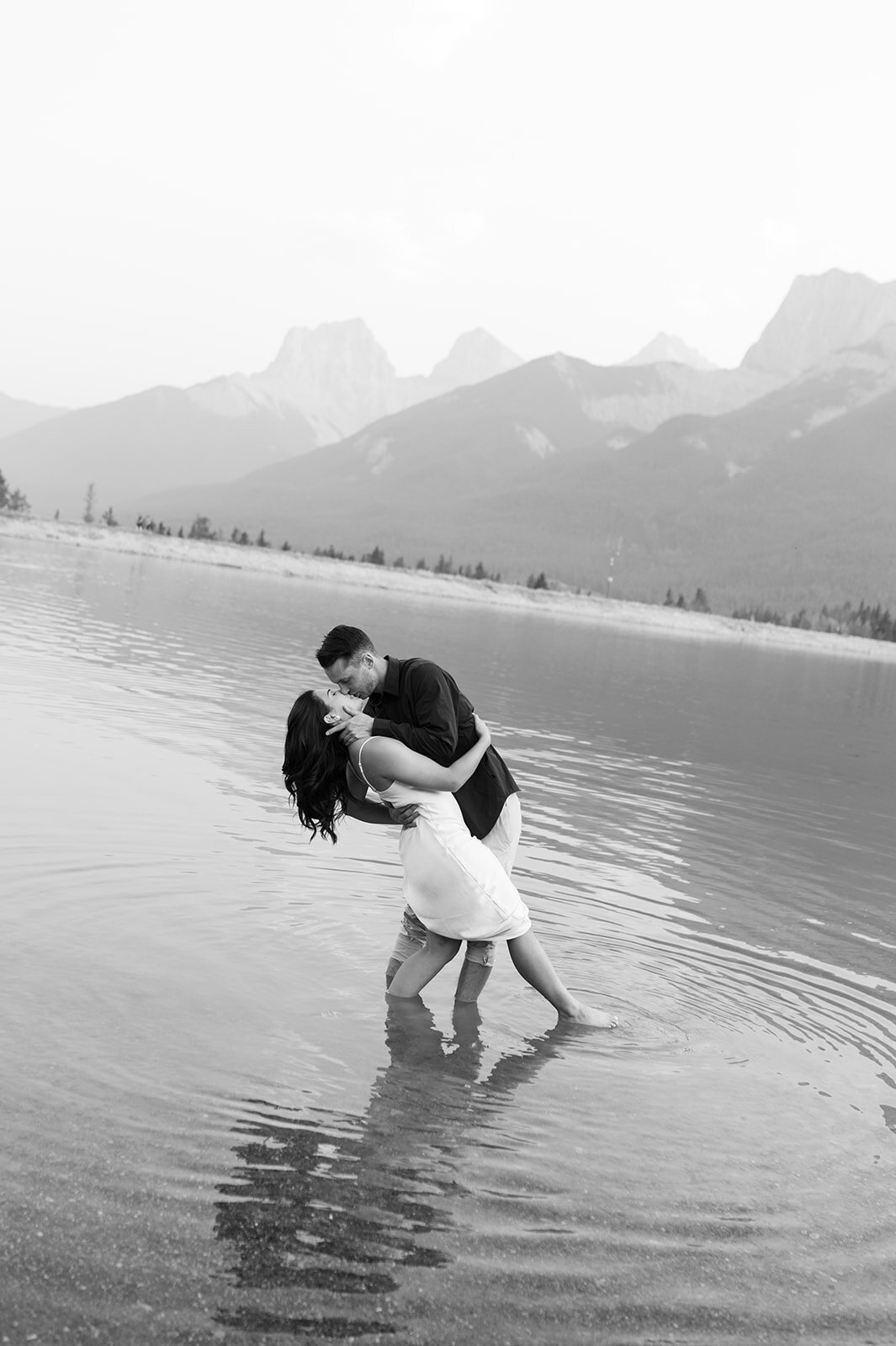 Man-kissing-woman-in-water