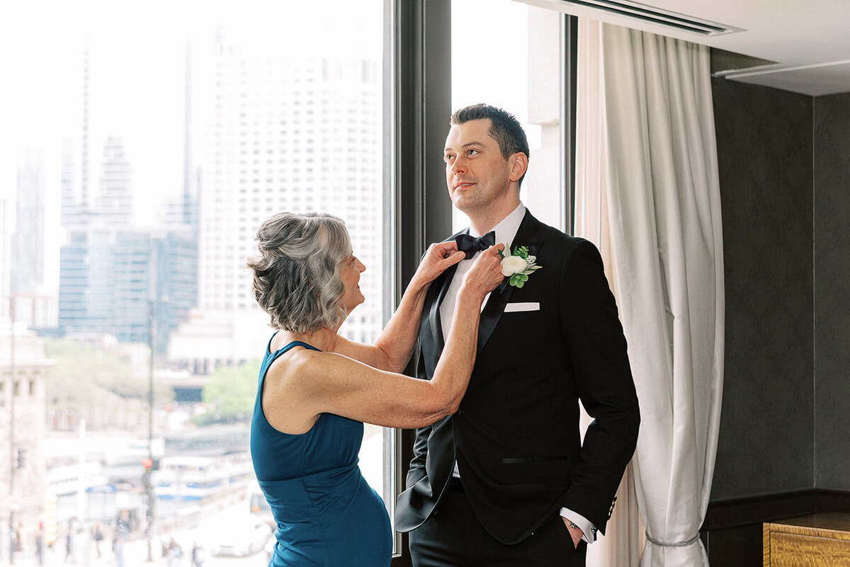 groom-and-mother-getting ready-london-house-chicago-hbicweddings