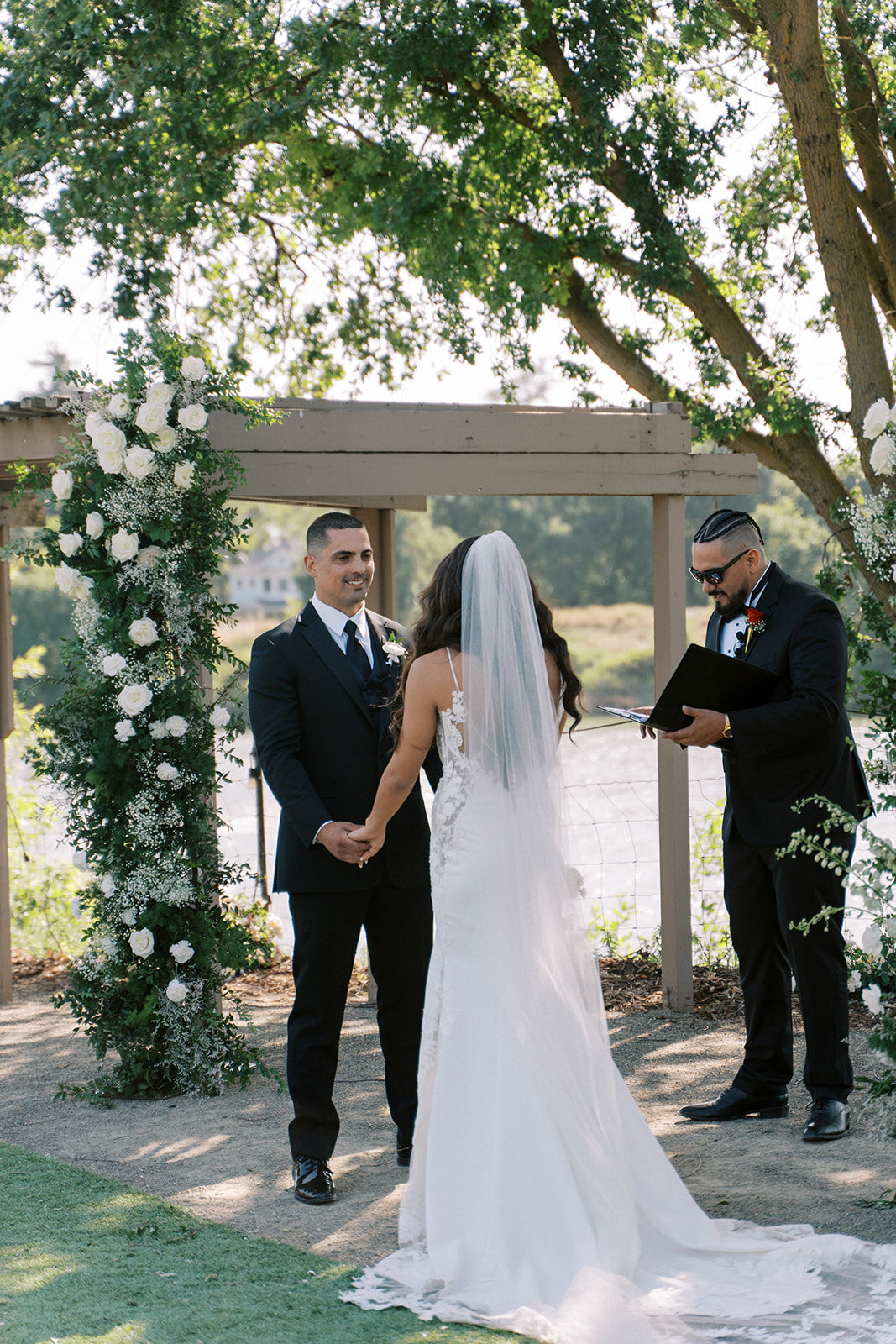 bride and groom with pillar flowers white for wedding
