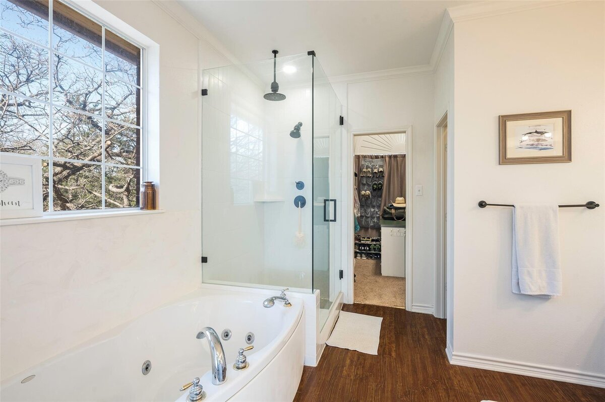 Ensuite of home for sale in Collinsville, Tx