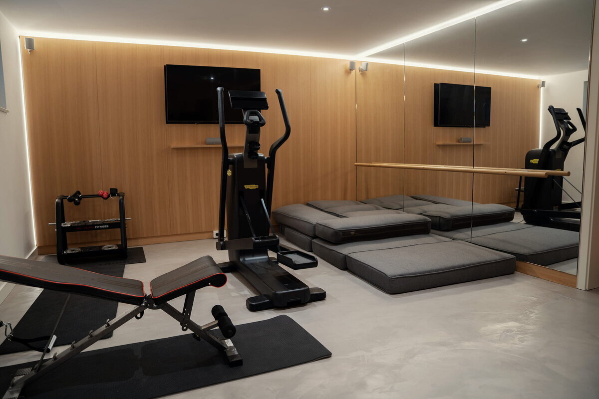 wohnen-und-schlafen-fitnessraum-keller-adam-innenausbau
