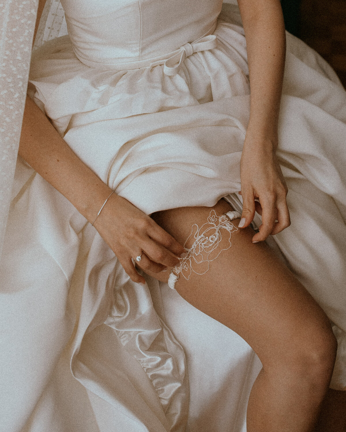 bride-garther-raphaelle-granger-luxury-wedding-photographer-montreal-toronto