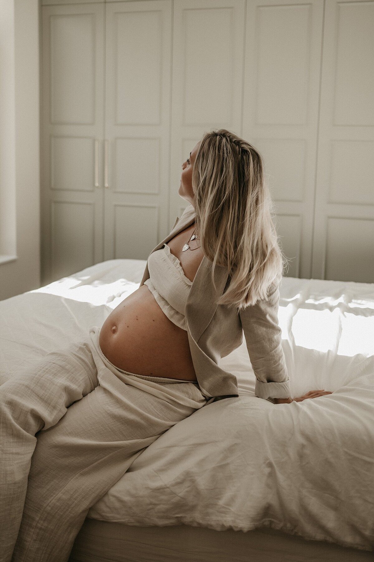 31-LouiseBoonstoppelFotografie_zwangerschapshoot_elegant_blote_buik
