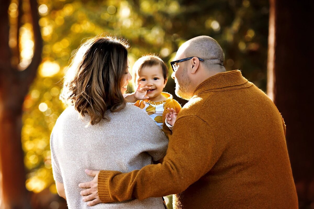outdoor-family-photography_vancouver-fraser-valley_queen-elizabeth-park_autumn-smiling-family-of-3