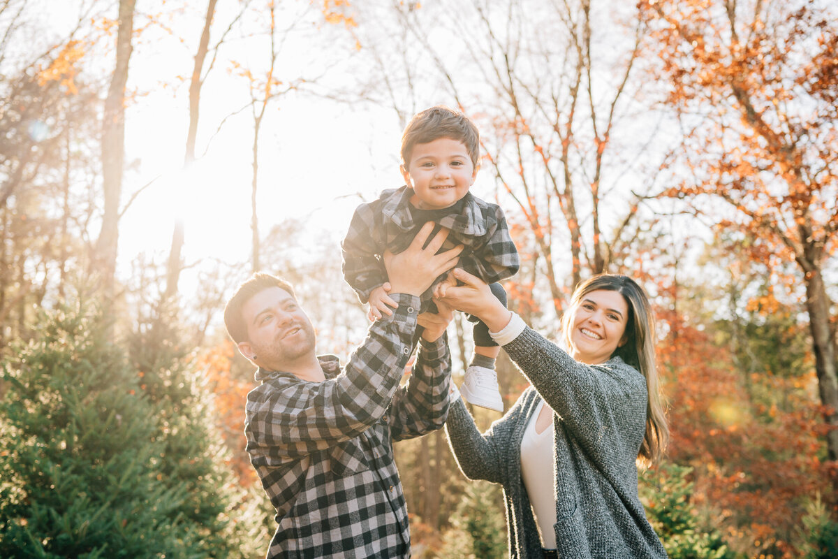 Christmas Tree Farm Mini Sessions | Connecticut Family Photographer-17