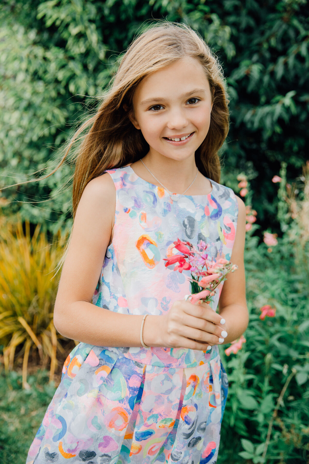 little-girl-holding-flowers-insummer-dress