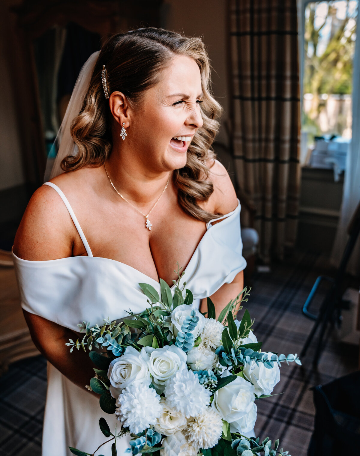 bride getting ready in Lynnhurst wedding venue