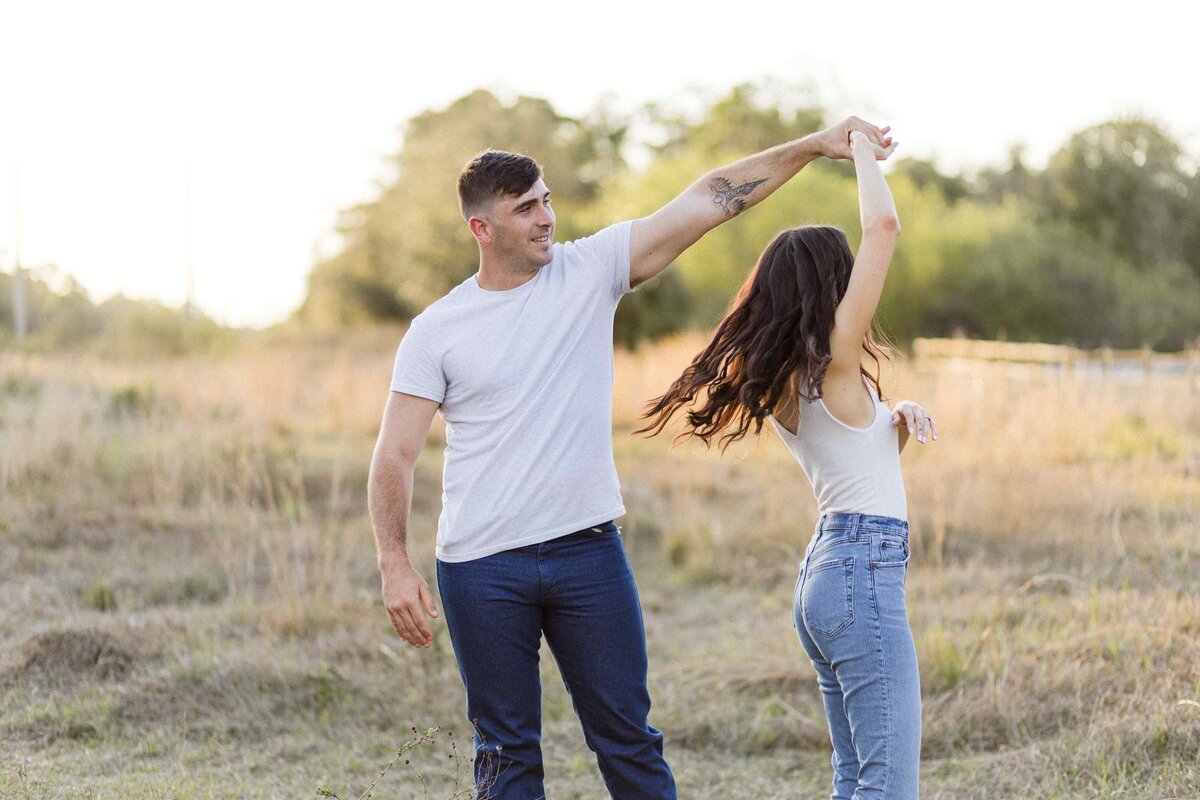 couple-dancing-in-field