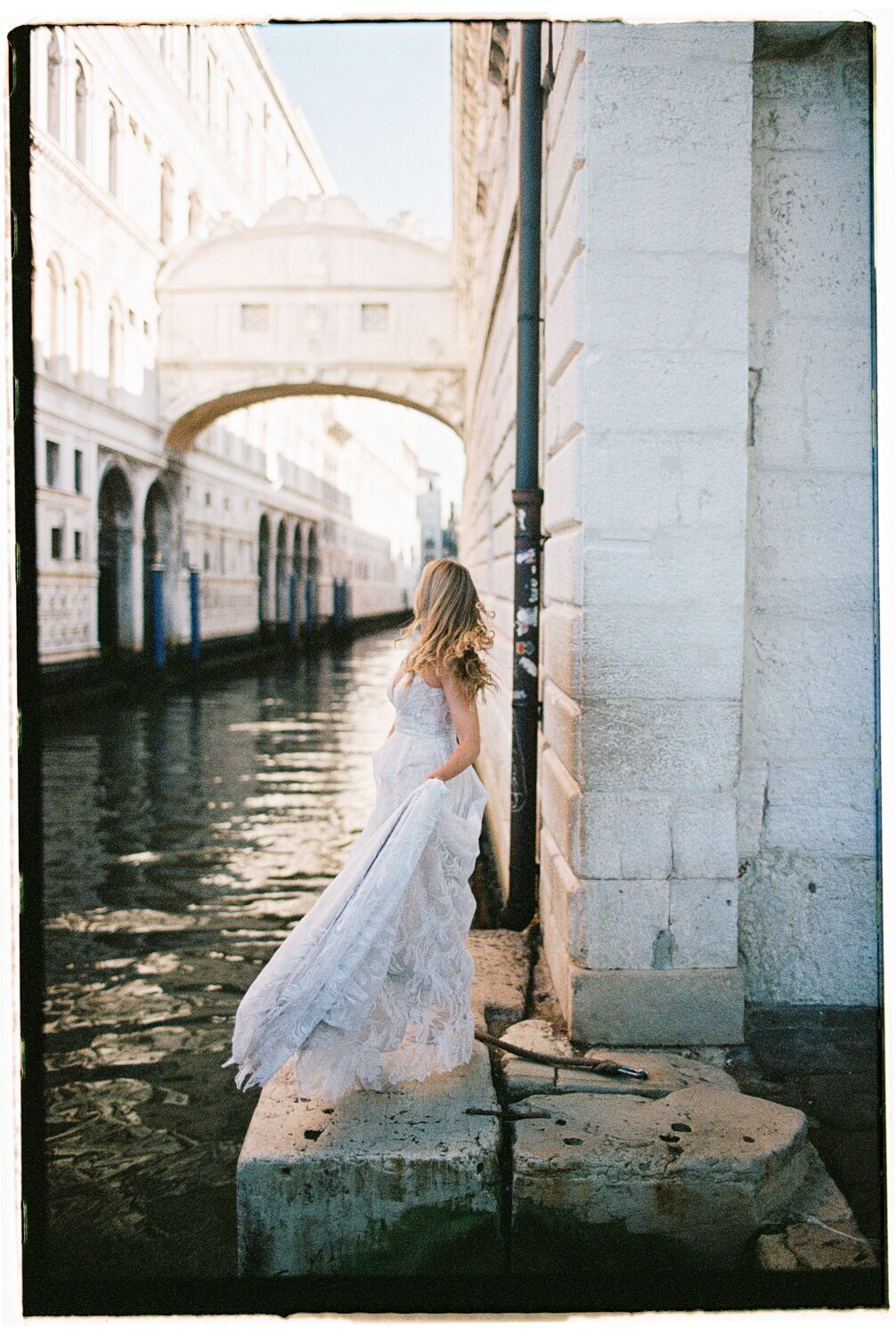 venice-elopement-photographer-editorial-film-35mm-wedding-fashion_0166
