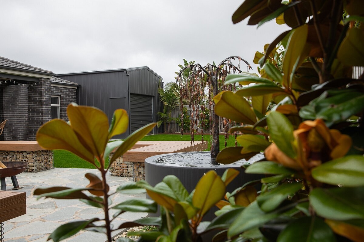 Outdoor Garden design with large pot and paving by Total landscapes & design Warrnambool