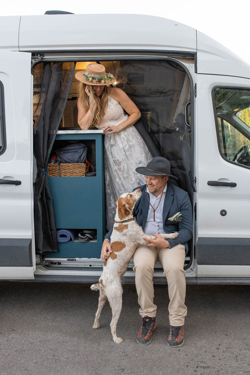 Vallosio-Photo-and-Film_couple-dog-van