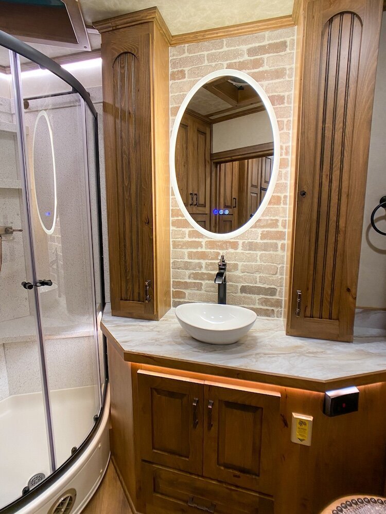 luxury-living-quarter-horse-trailers-trail-boss-conversions-bathrooms-14