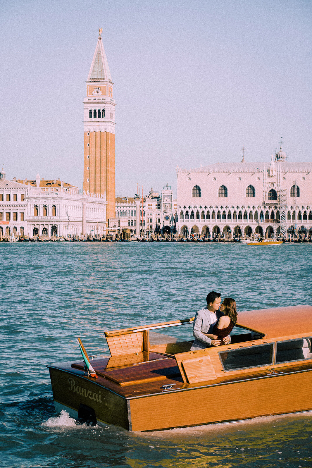 Venice-taxi-boat-luxury-photoshoot-couple-wedding23