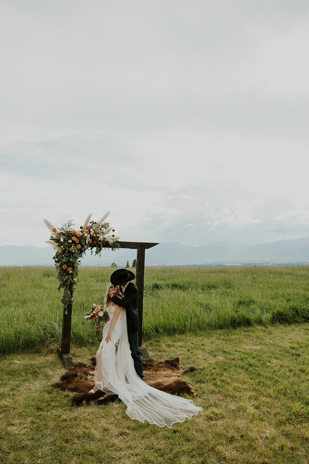 presley-gray-cowboy-luxury-montana-wedding-8205