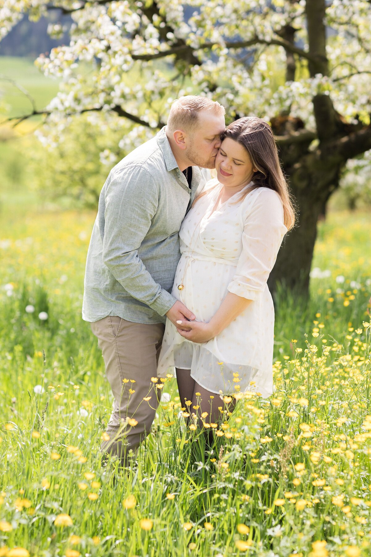 Schwangerschaftsfotos-Babybauchfotos-Aargau-Zuerich-Frühling-Fricktal-Kirschblüte-7