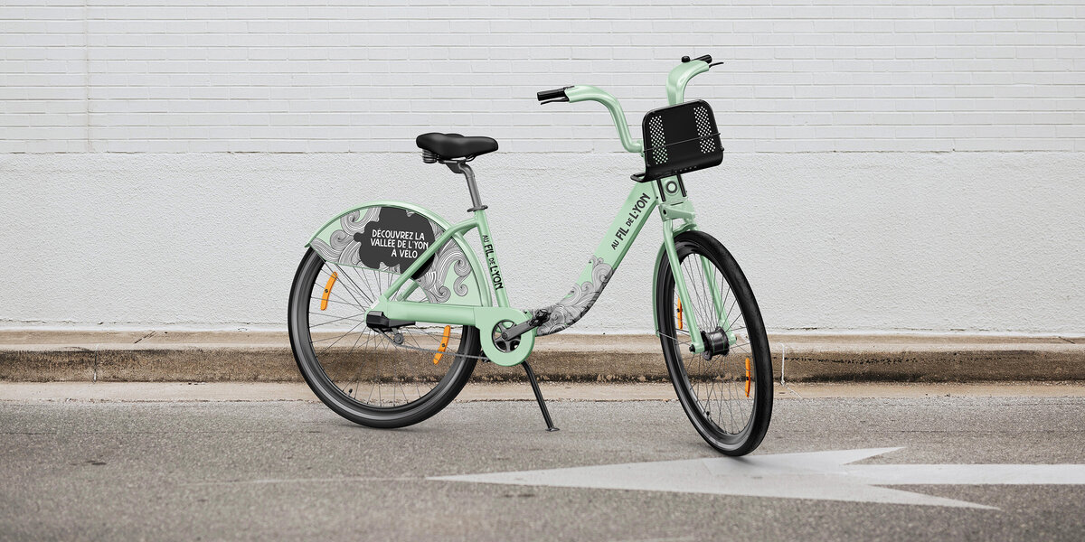 Vélo couleur vert d'eau pour les balades au fil de l'Yon, habillé avec l'identité visuelle, crée par le Studio graphique à SAint-Gilles-Croix-de-Vie, Vendée.