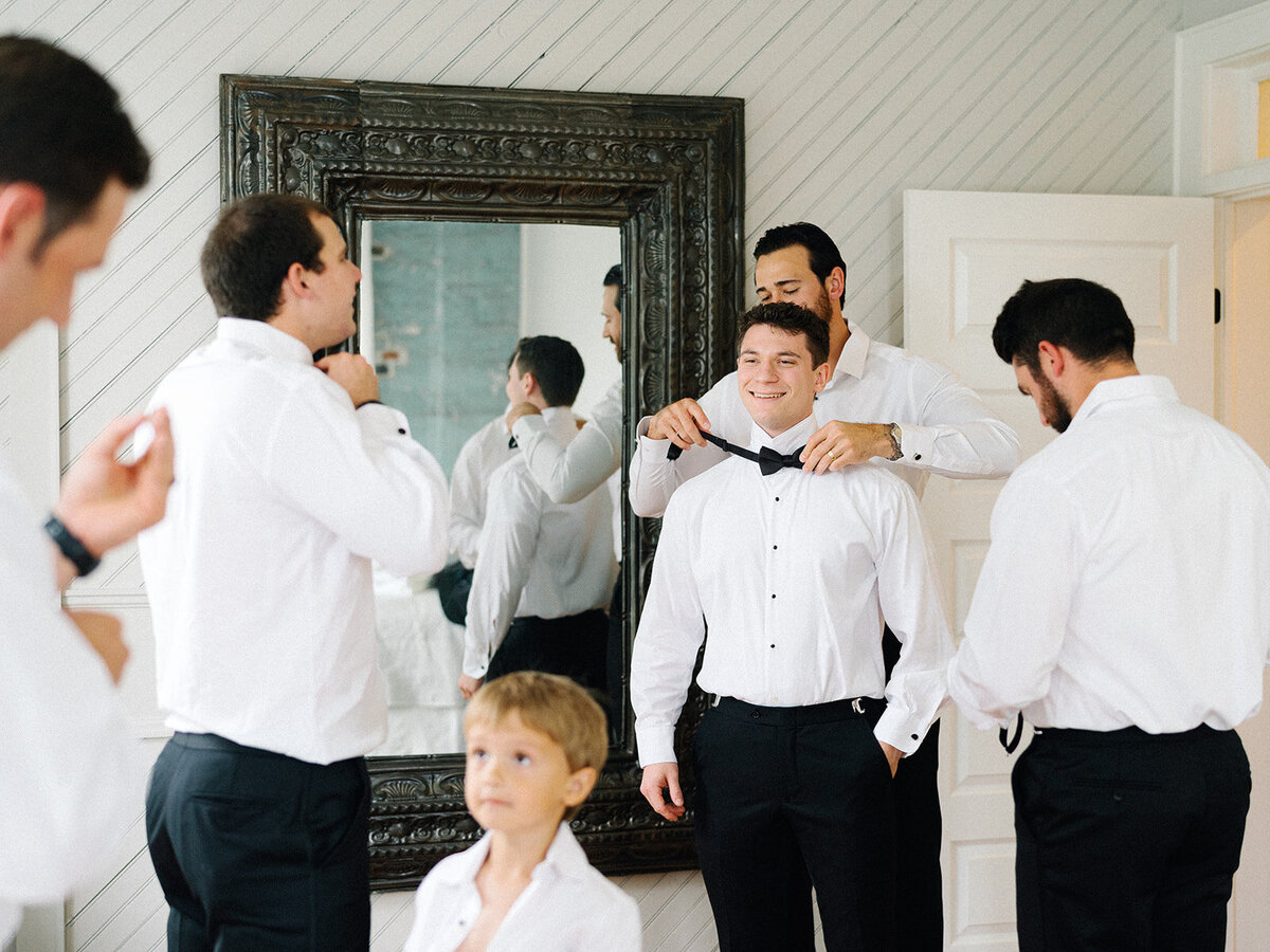 erienne-cam-wedding-guys-getting-ready-13_websize