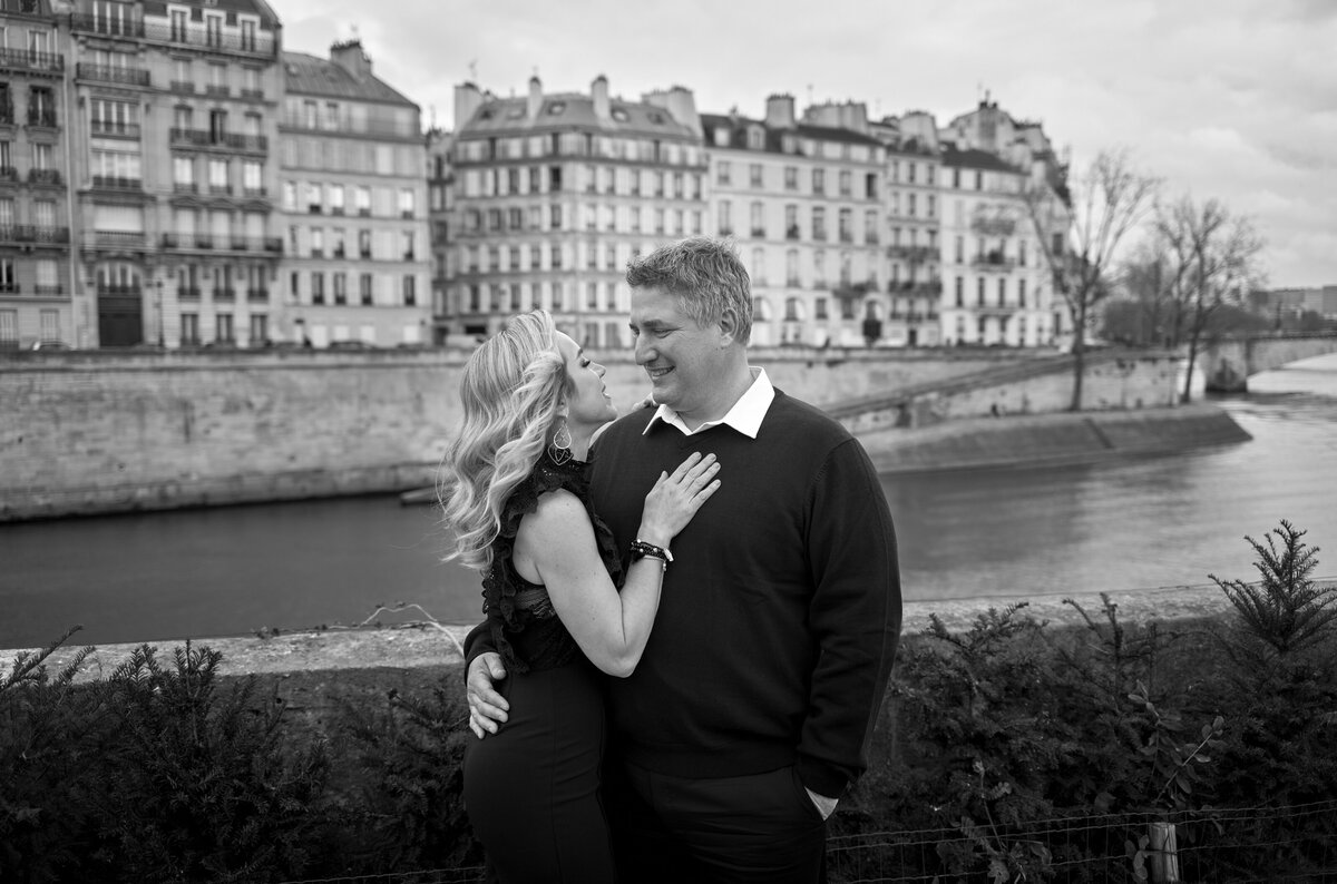 English Speak Photographer in Paris, best Paris photographer for couple's photos