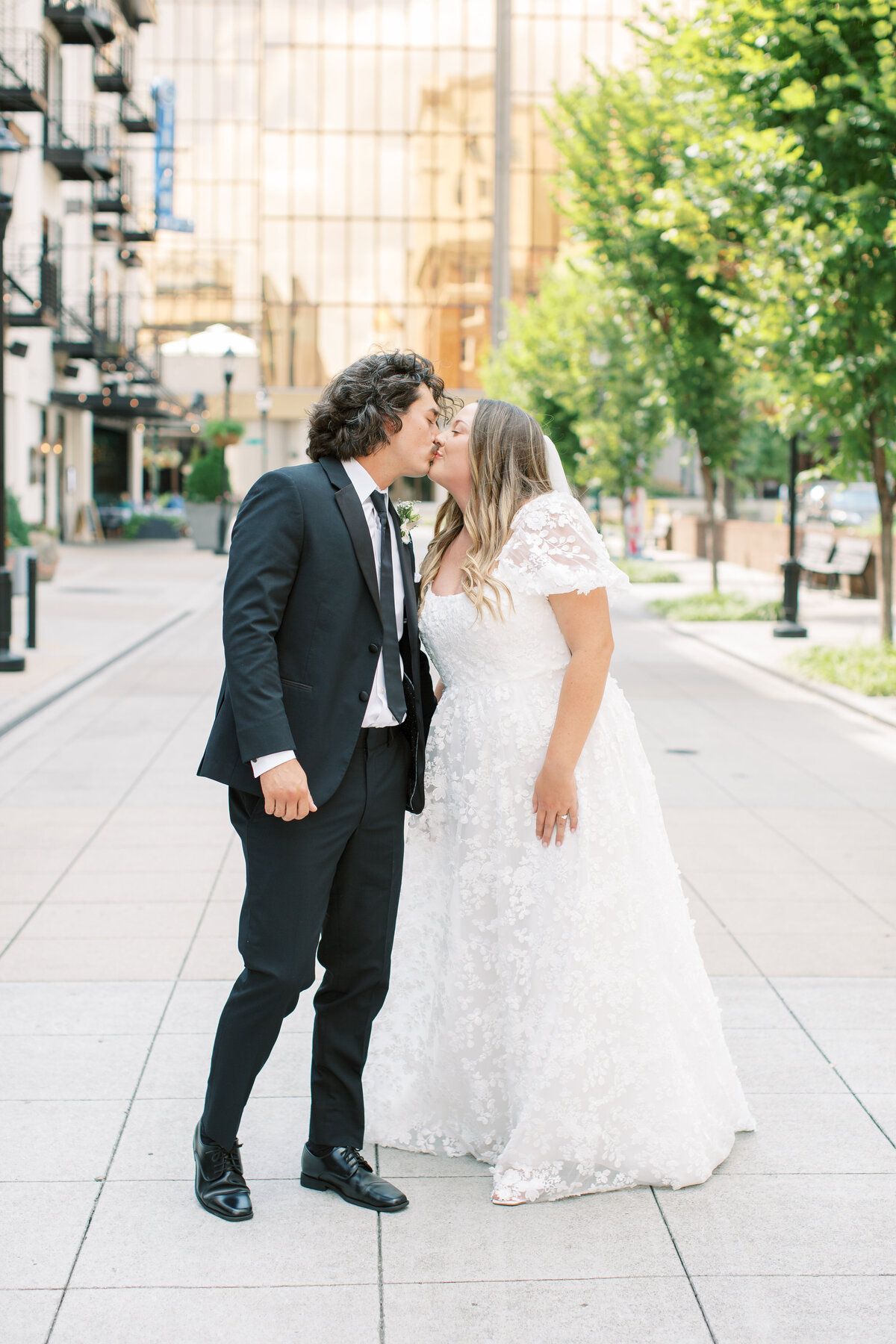 mariah_rock_photography_classic_timeless_wedding_photographer_knoxville_tennessee_chattanooga_tennessee_destination_travel_fine_art_high_end_luxury_wedding_engagement_elopement_photo_black_white_elegant_traveling_travel_city