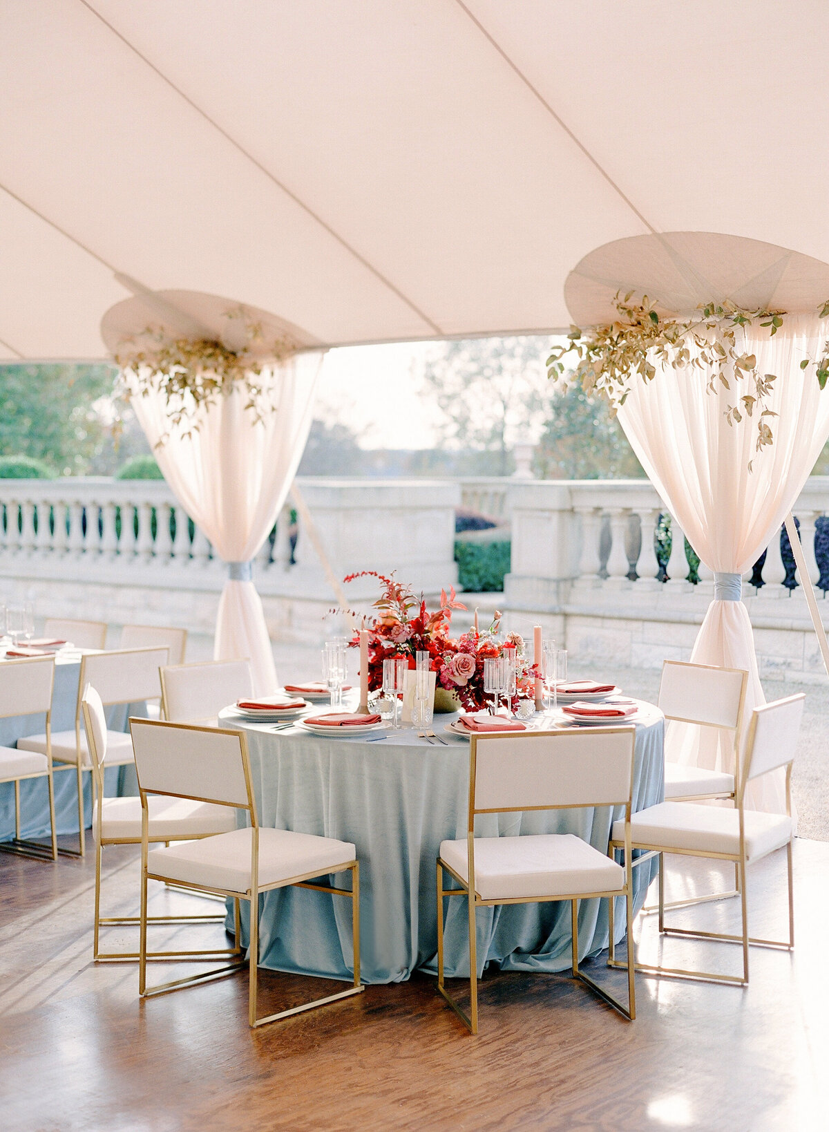 max-owens-design-jose-villa-wedding-37-round-table