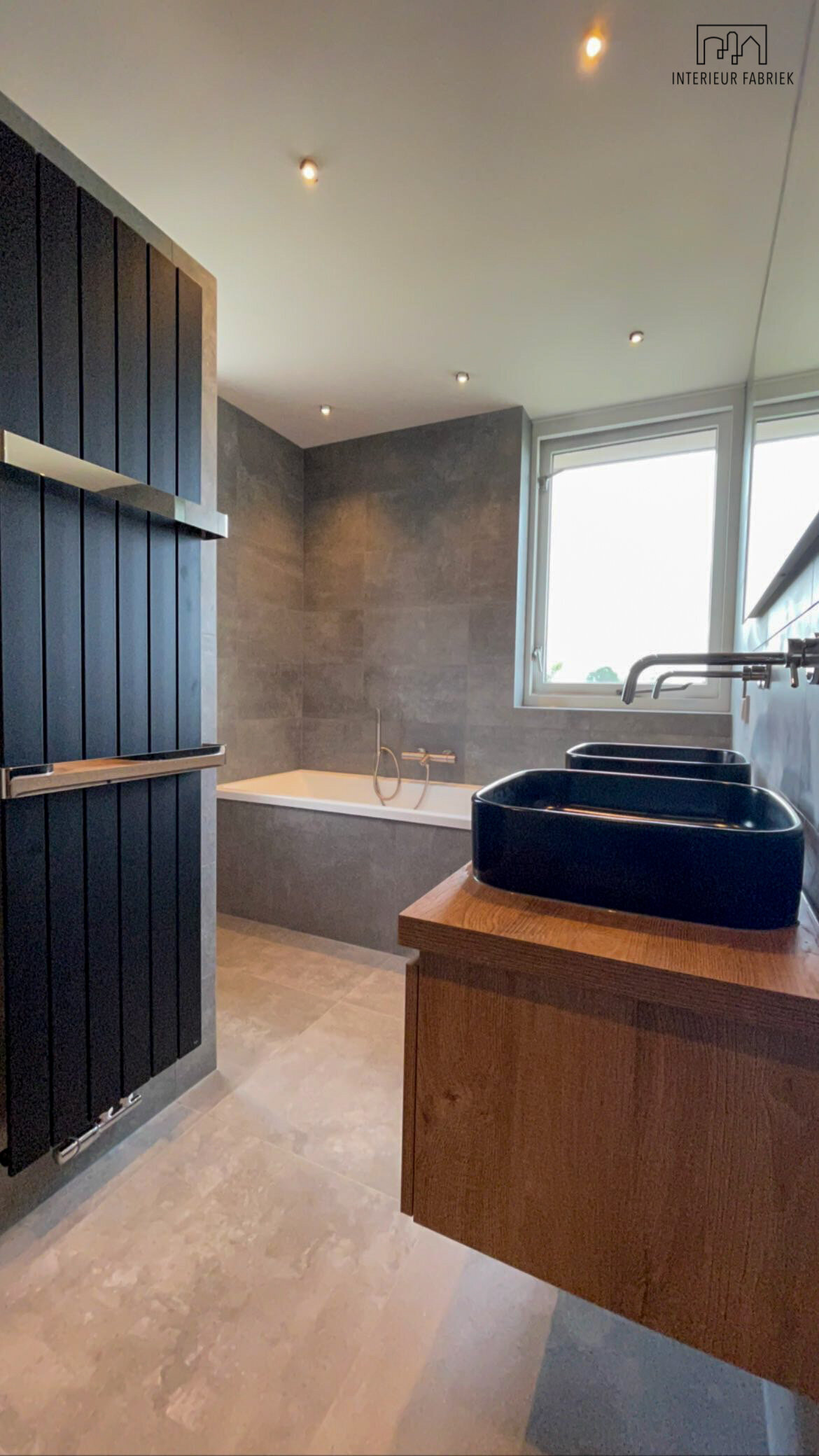 Chrome kranen Woerden, Interieurontwerp Woerden, Interieuradvies Woerden, Badkamer Woerden, Badkamerontwerp Woerden, Wit toilet Woerden, Toilet Woerden, Ronde spiegels Woerden, Bad Woerden