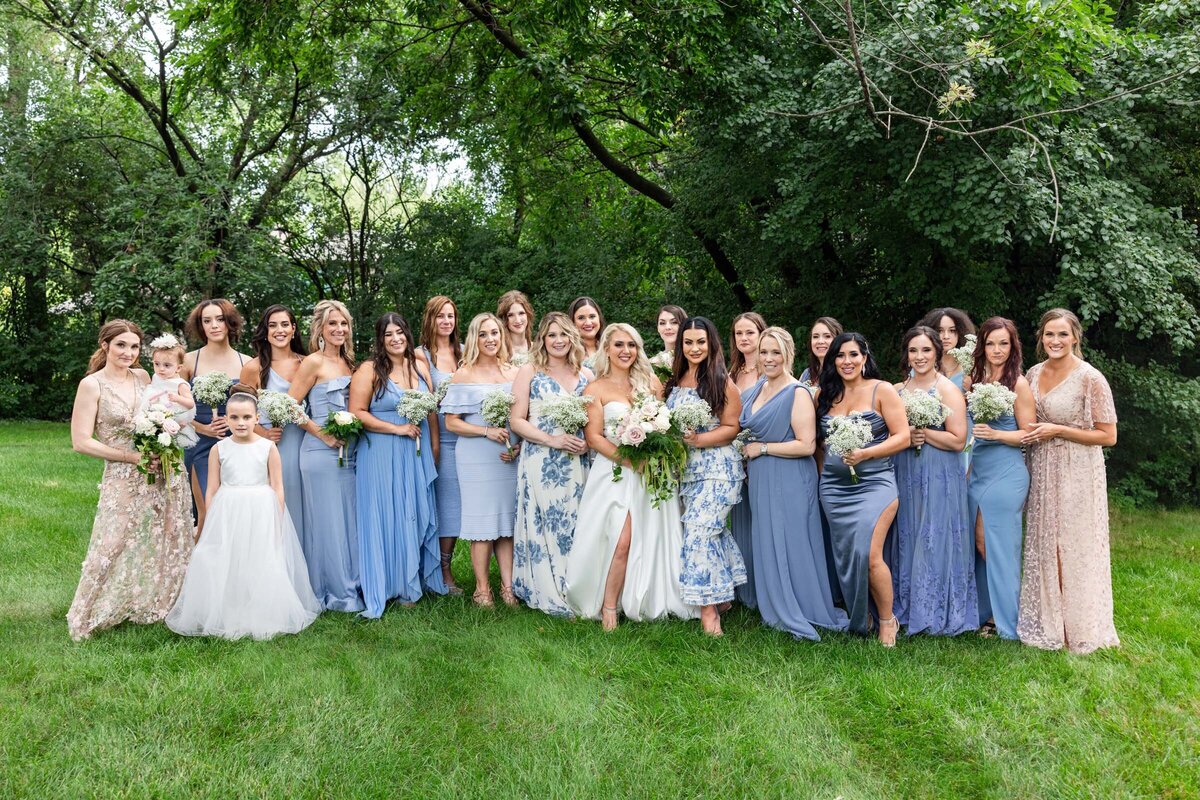 bride-friends-and-family-wedding-party