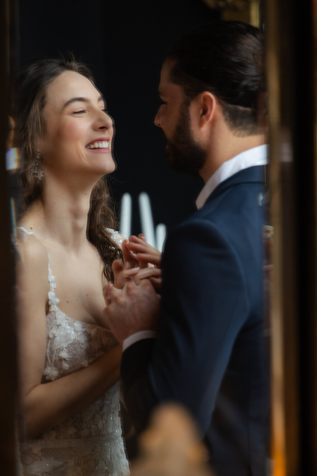 Photo de couple Reflet dans le miroir Manoir Blackswan Châteaugay