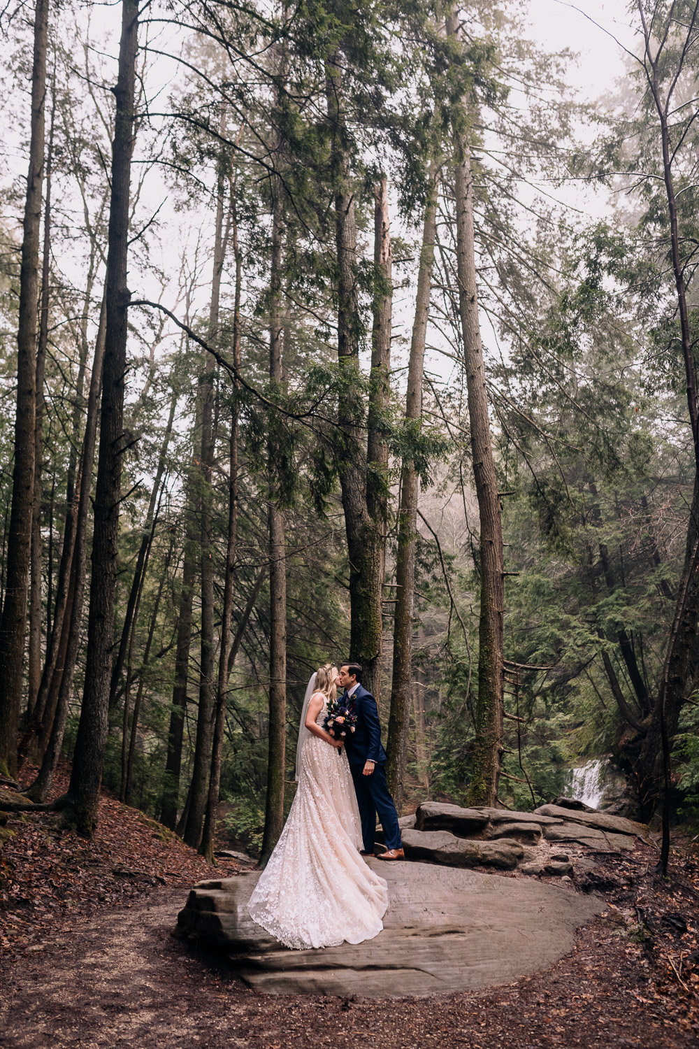 emmi-andrew-columbus-ohio-hocking-hills-elopement-wedding-photography-rain-hiking-10