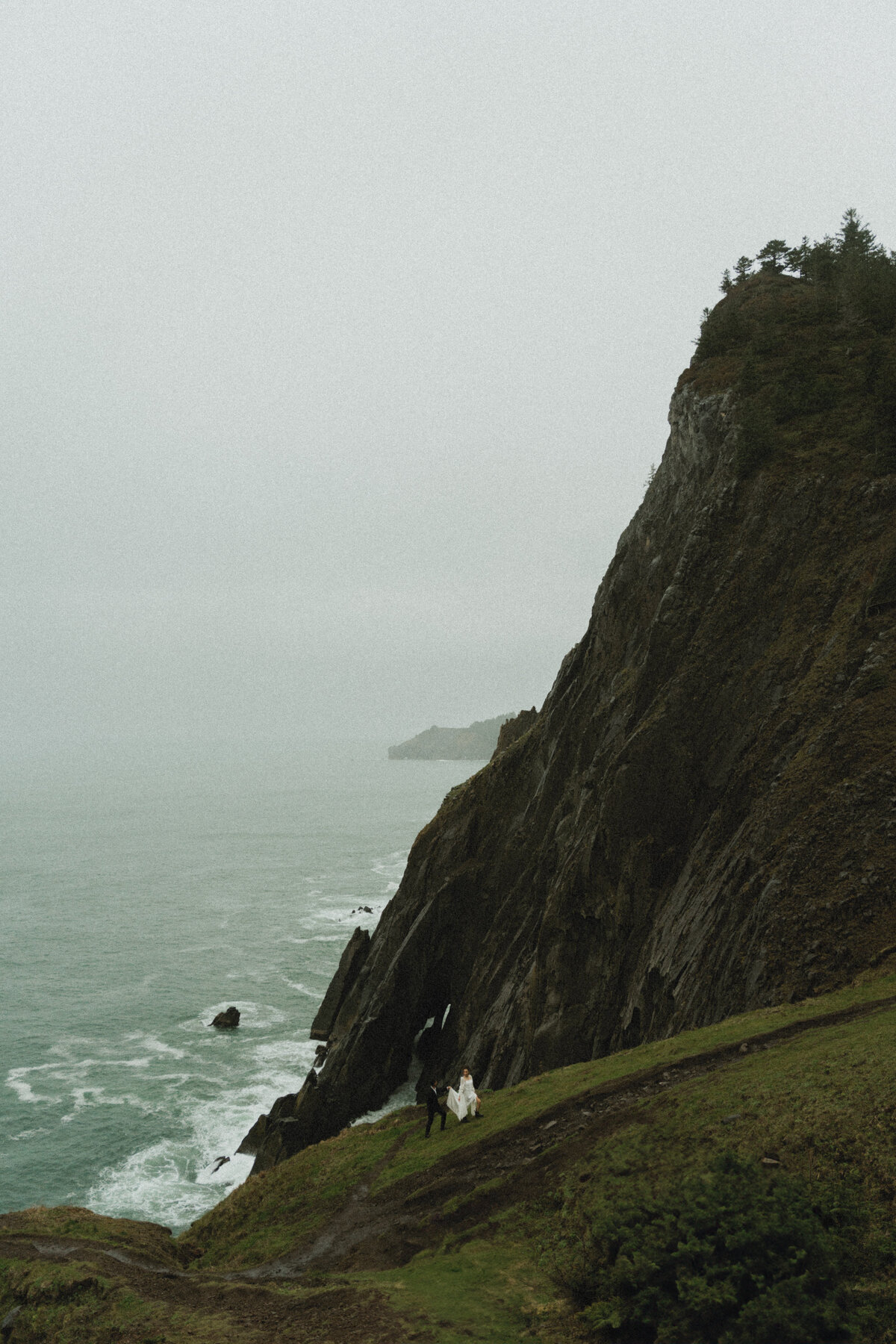 elopement oregon cliff - lizarrietaphotography-45