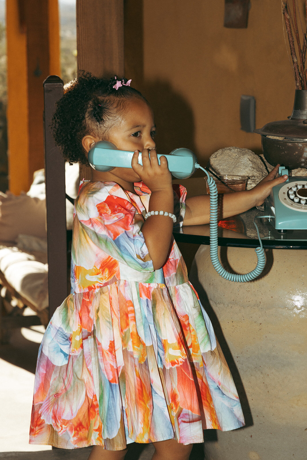 Faye-Fern-Creative-GoldenVibesPhoto-Sacred-Sands-Joshua-Tree-Wedding-Richie-James-Clara-Critchfield-Cocktail-Hour-22
