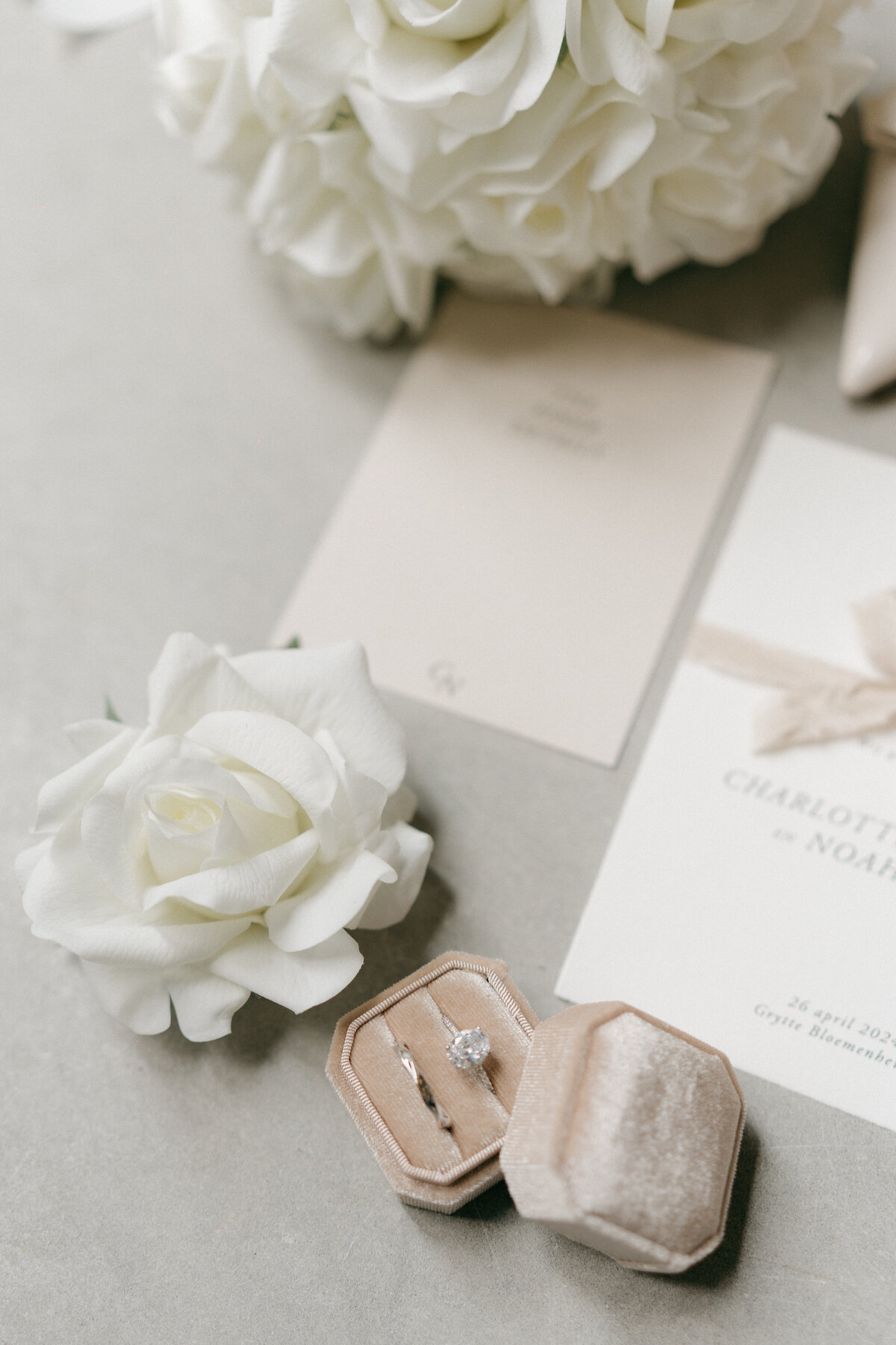 Foto van flatlay van een huwelijk