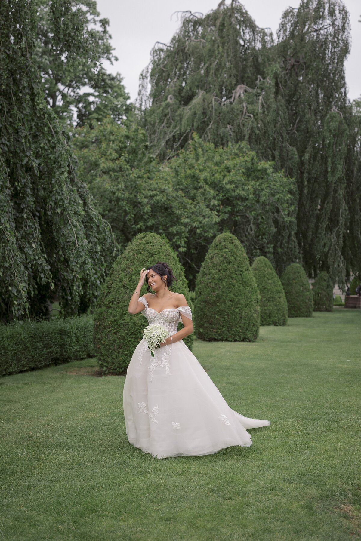 Bride walks down lawn of the Elms in Newport Rhode Island.