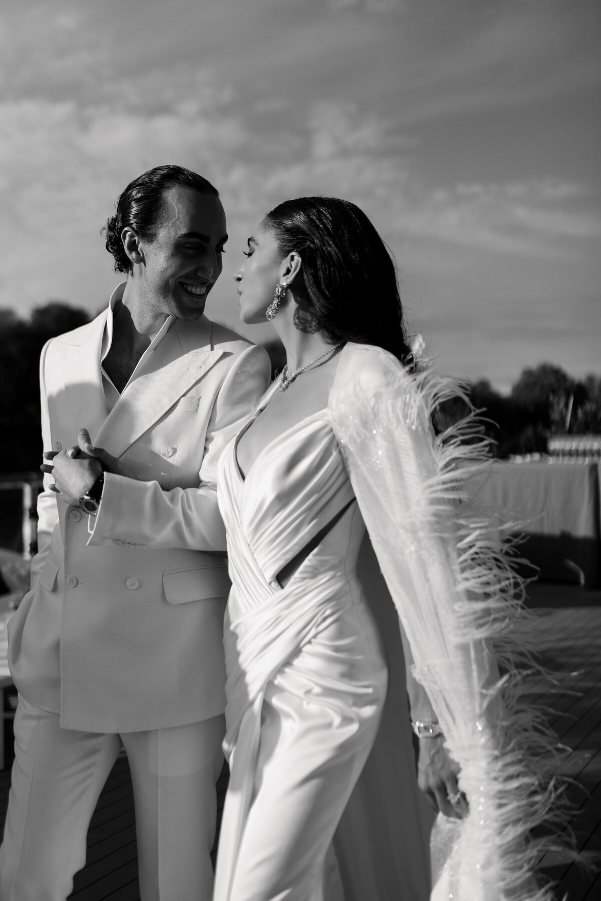 b& w horizontal bride and groom walking 2jpg