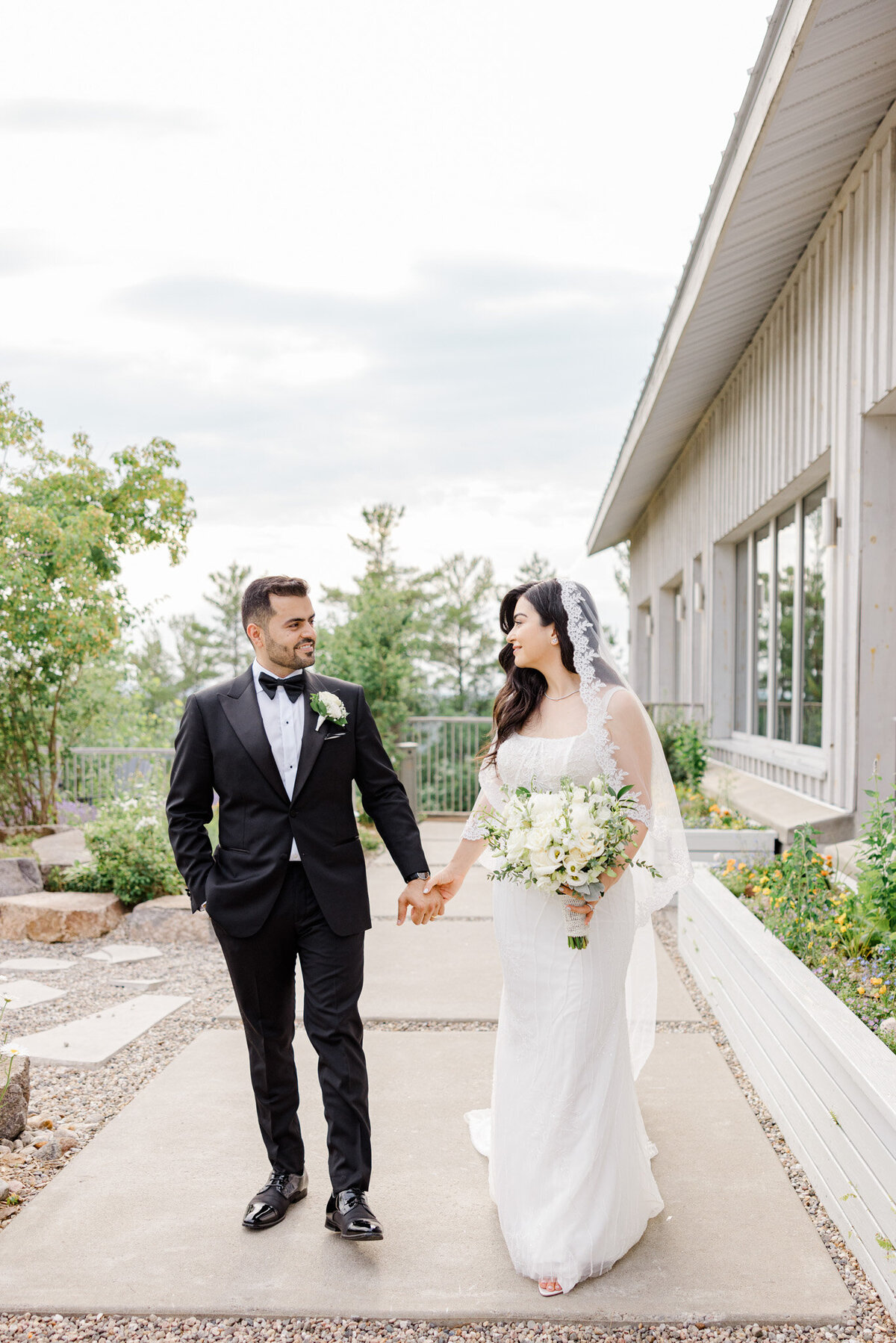 mahsa-mustafa-belvedere-wakefield-quebec-wedding-grey-loft-studio-2021-76