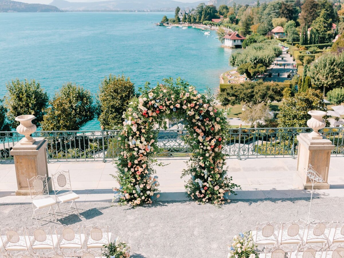floral-arch-at-the-palace-of-menthon-annecy