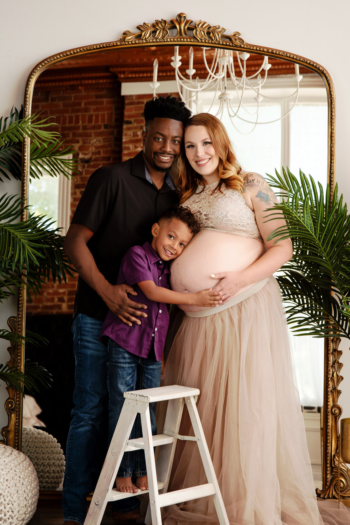st-louis-maternity-photographer-mom-dad-and-big-brother-in-front-of-large-mirror