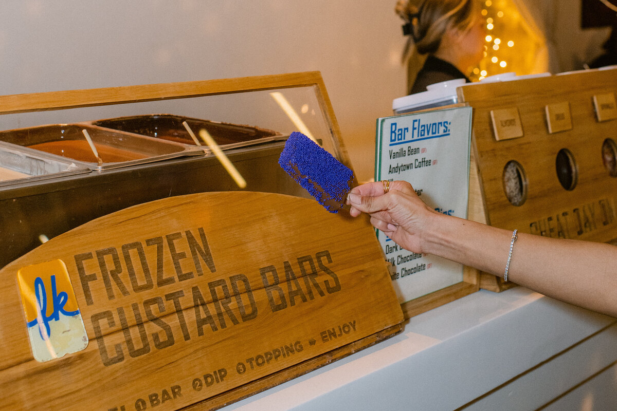 384-_0MJ8221-michaela-joy-photography-corporate-holiday